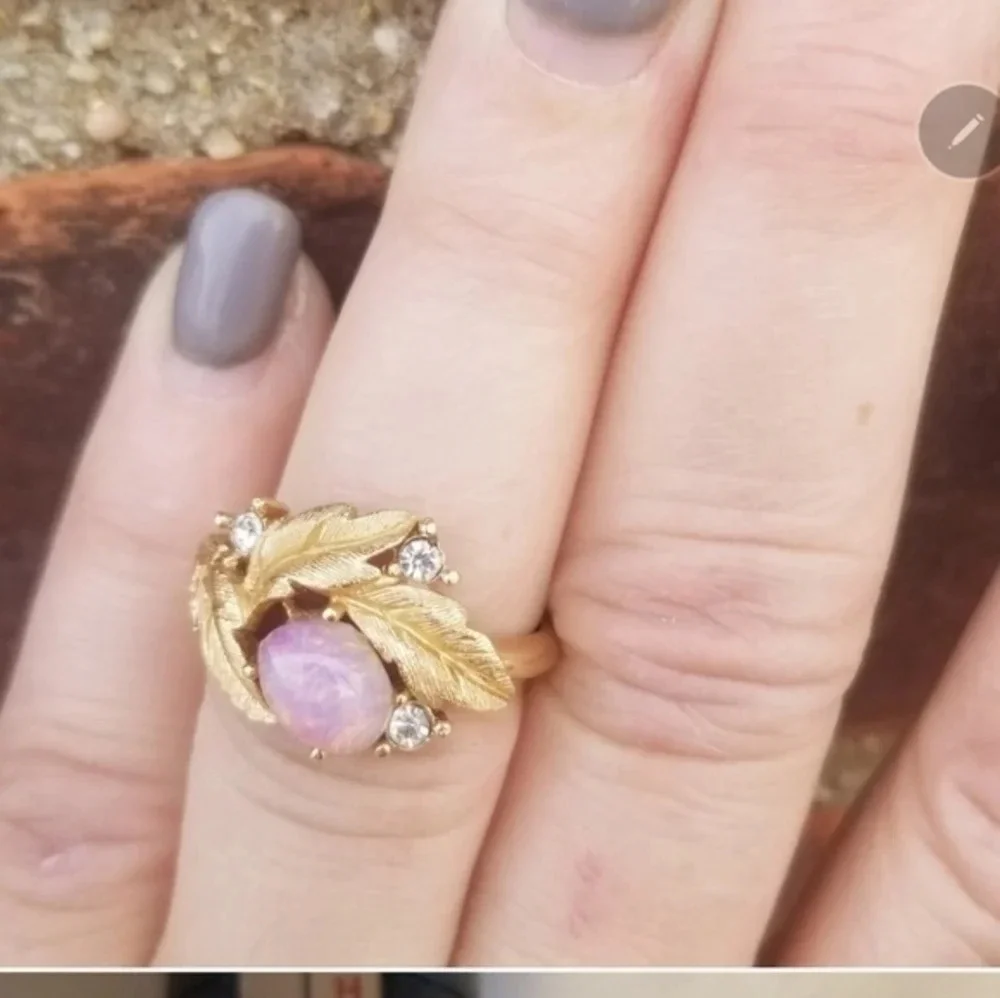 Vintage‎ Avon foiled opal.ring 6/6.5